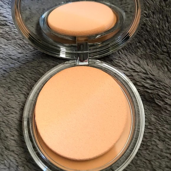 Clinique Stay-Matte Sheer Pressed Powder Oil-Free - Picture 2 of 4